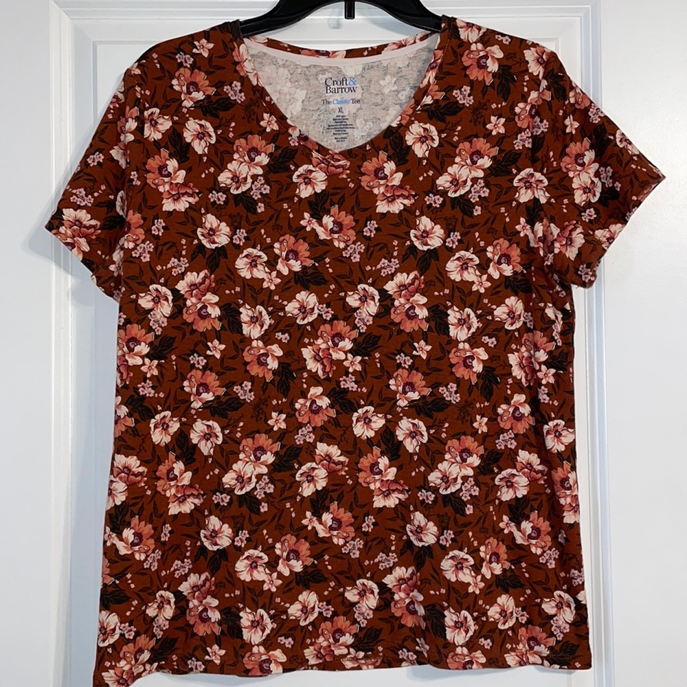 ‼️ Bundle 3/$20 - Croft & Barrow The Classic Tee - V-Neck - Floral - XL